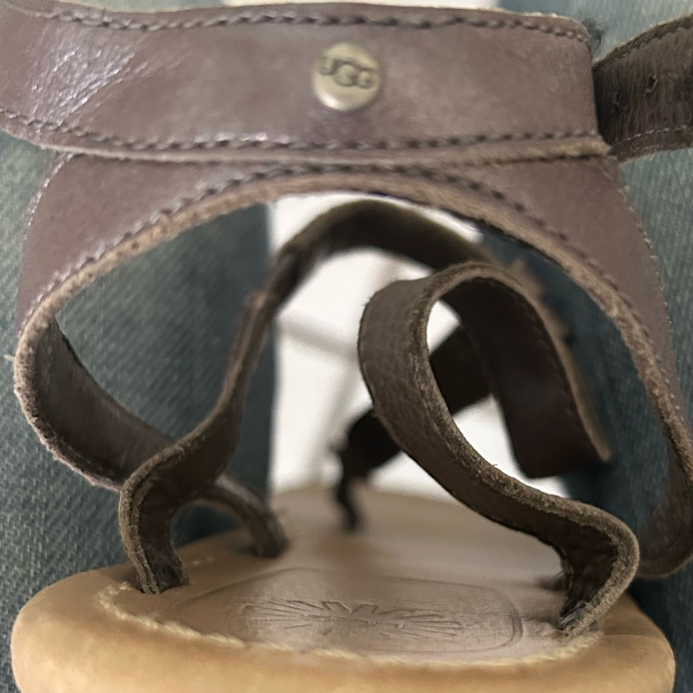 UGG LEATHER T-Strap SANDALS! Strappy ankle. Taupe/Dark Gray 9.5 GREAT Condition! - Picture 7 of 9